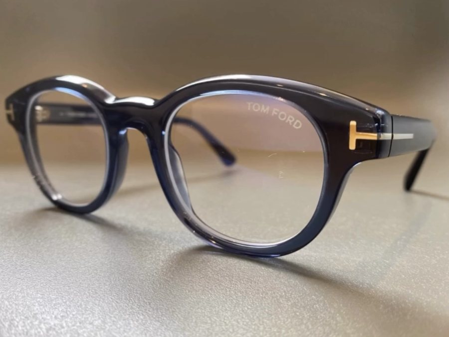 Brille mit blau-transparenter Fassung von Tom Ford